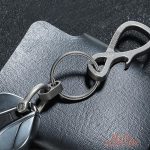 Accessoire porte-clé en titane