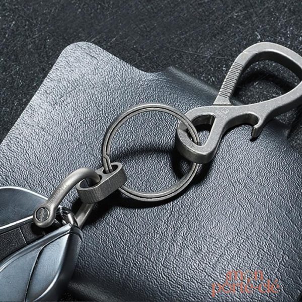 Accessoire porte-clé en titane