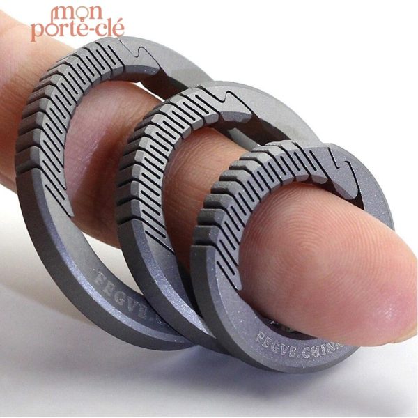 Accessoire porte-clé avec mousqueton titane