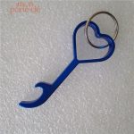 Porte-clé design en aluminium avec décapsuleur intégré