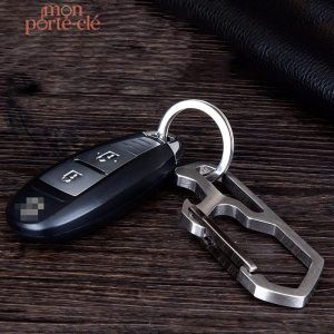 Porte-clé titane avec fonction décapsuleur