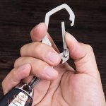 Porte-clé multifonctionnel en titane