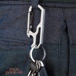 Décapsuleur intégré dans un porte-clé en titane