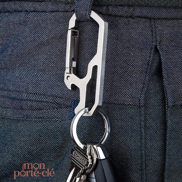 Décapsuleur intégré dans un porte-clé en titane