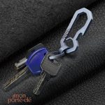 Décapsuleur intégré dans un porte-clé en titane