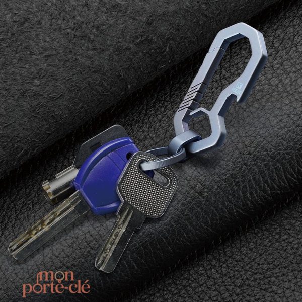 Décapsuleur intégré dans un porte-clé en titane