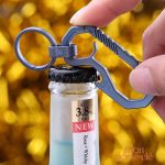 Porte-clé décapsuleur design moderne en titane