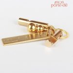 Accessoire multifonction : porte-clé et décapsuleur doré