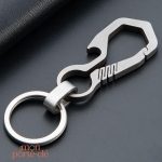 Accessoire porte-clé titanium avec décapsuleur intégré