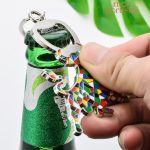 Accessoire pratique, décapsuleur et porte-clé