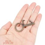 Porte-clé en acier au style rétro et fonction décapsuleur