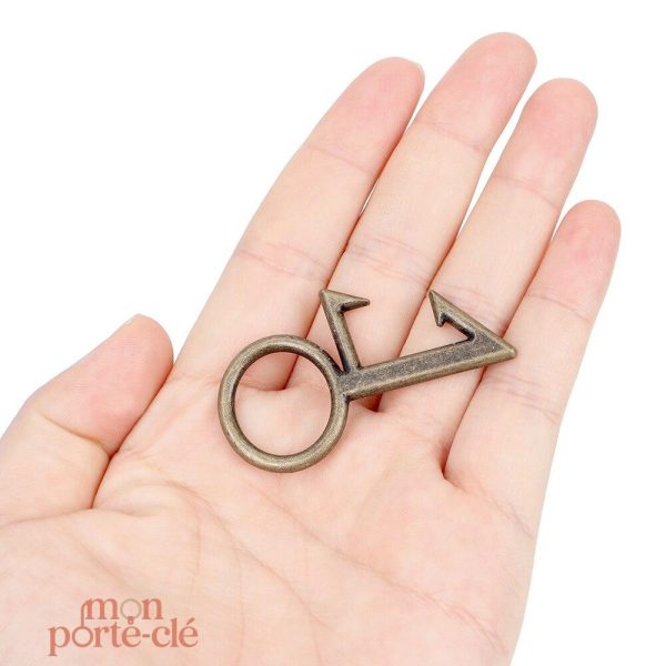 Porte-clé en acier au style rétro et fonction décapsuleur