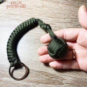 Porte-clé en paracorde, design en boule colorée