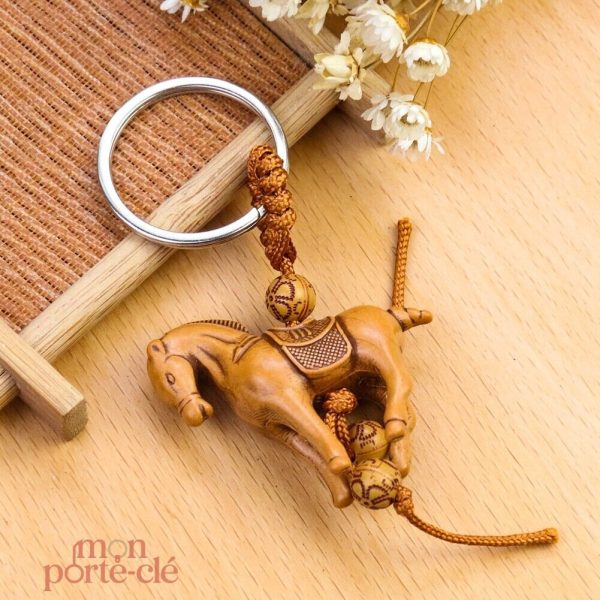 Porte-clé en bois représentant un cheval élégant