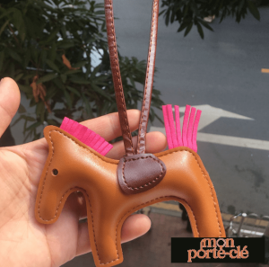 Porte-clé cuir en forme de cheval élégant