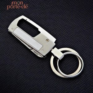 Accessoire utile : porte-clé avec ciseaux en acier