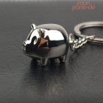 Porte-clé design cochon en métal brillant