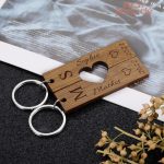 Porte-clé couple personnalisé en bois naturel