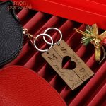 Porte-clé couple en bois, souvenir unique et tendre