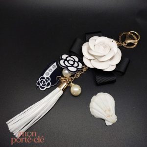 Porte-clé cuir fleur élégant et artisanal