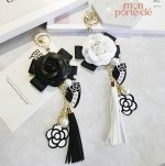 Porte-clé en cuir avec motif floral délicat