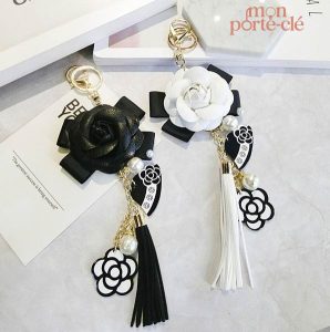 Porte-clé en cuir avec motif floral délicat