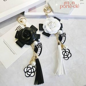 Porte-clé en cuir avec motif floral délicat