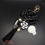 Accessoire en cuir design fleuri pour clés