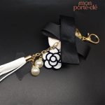 Porte-clé en cuir avec design de fleur