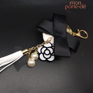 Porte-clé en cuir avec design de fleur