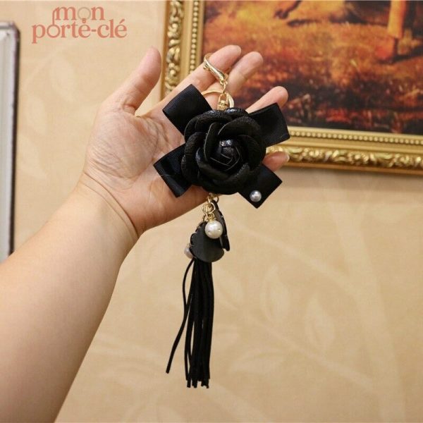 Accessoire pratique en cuir avec fleur décorative