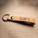 Porte-clé gravé en cuir, design sobre et chic