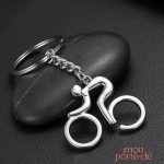 Porte-clé stylisé représentant un cycliste en action