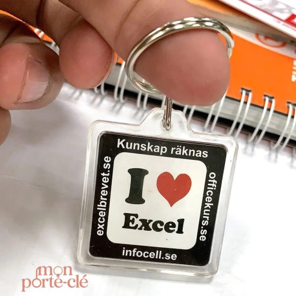 Porte-clé en plastique aux couleurs variées