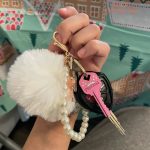 Porte-clé femme pompon pour un look original