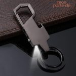 Porte-clé multifonction avec lampe LED en acier