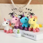 Porte-clé licorne en peluche colorée