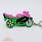 Porte-clé moto coloré pour passionnés de deux roues
