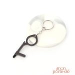 Outil porte-clé avec ouvre-porte intégré
