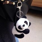 Porte-clé peluche panda, un compagnon tendre accroché à vos clés