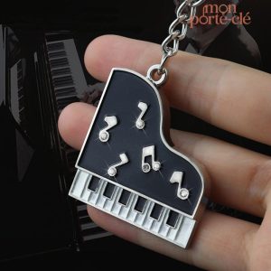 Porte-clé en forme de piano avec touches blanches et noires