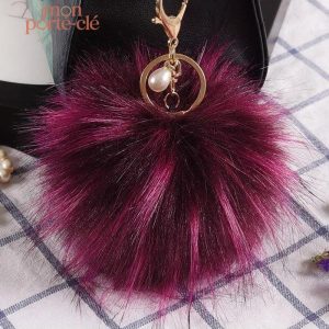 Porte-clé pompon en Bordeau, parfait pour personnaliser vos clés