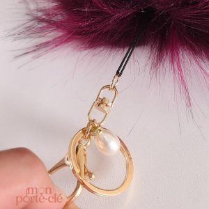 Porte-clé élégant en pompon Bordeau, ajout de couleur à vos accessoires