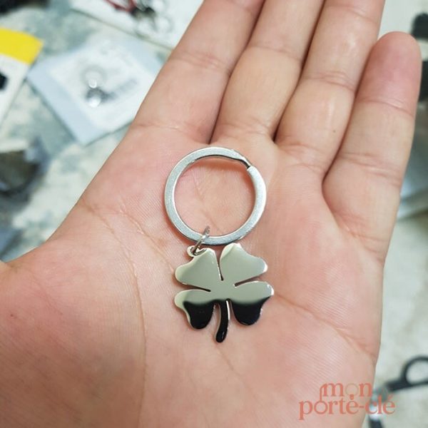 Porte-clé homme avec symbole de chance