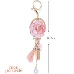 Porte-clé rose avec motif fleurs pour un look original