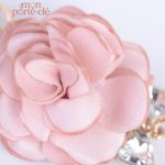 Porte-clé tendance avec fleurs roses délicates