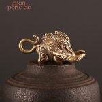 Porte-clé sanglier en métal stylisé pour les amoureux des animaux