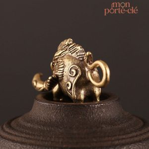 Porte-clé animal en forme de sanglier, détail artistique charmant