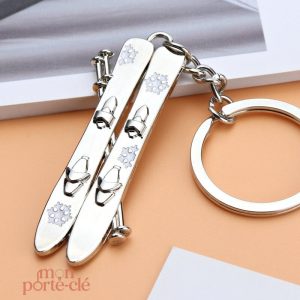 Porte-clé ski en métal pour passionnés de sports d'hiver
