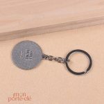 Porte-clé vibrant avec motifs de visages souriants